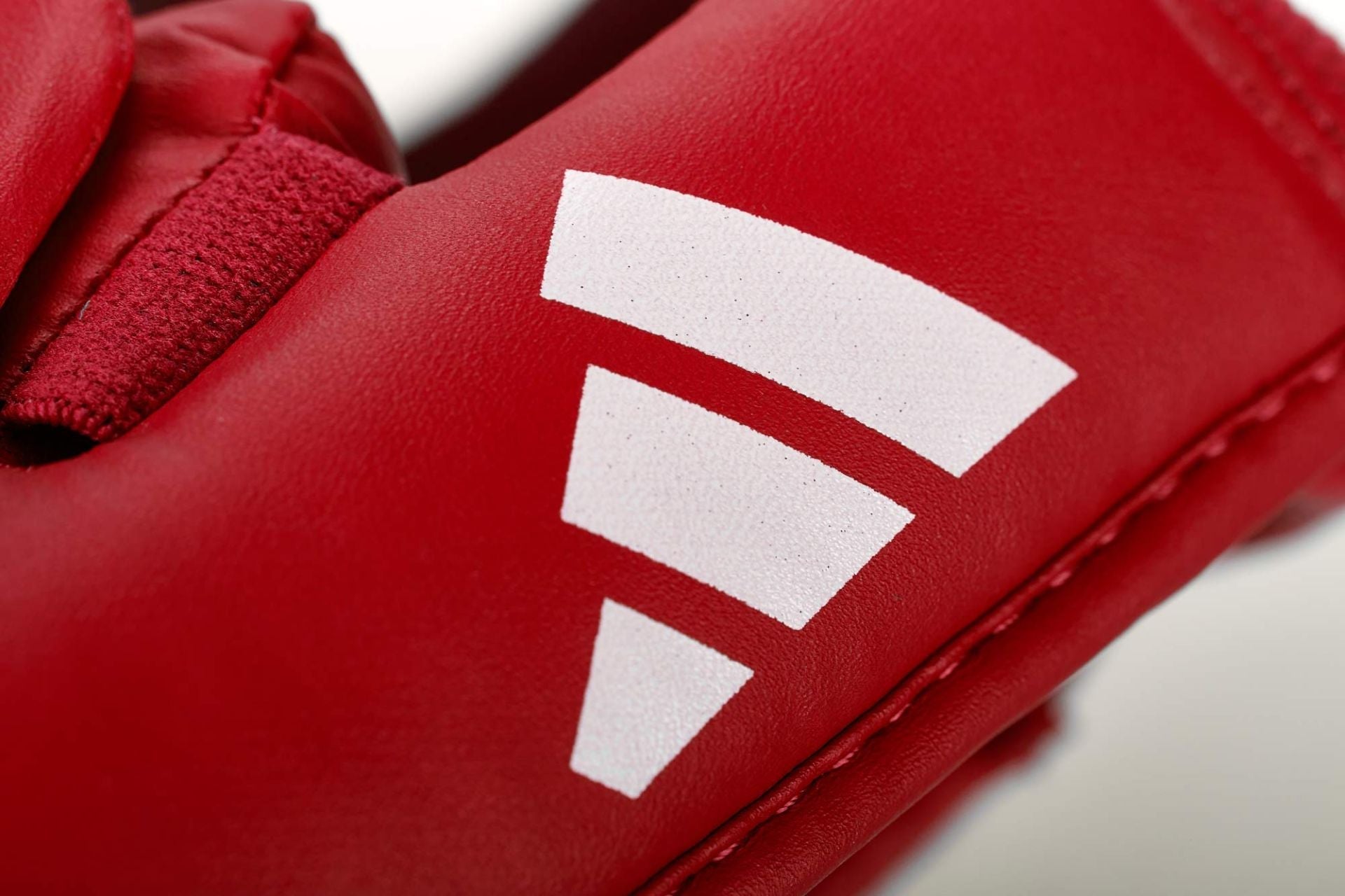 Adidas chrániče nártů schválené WKF, červené