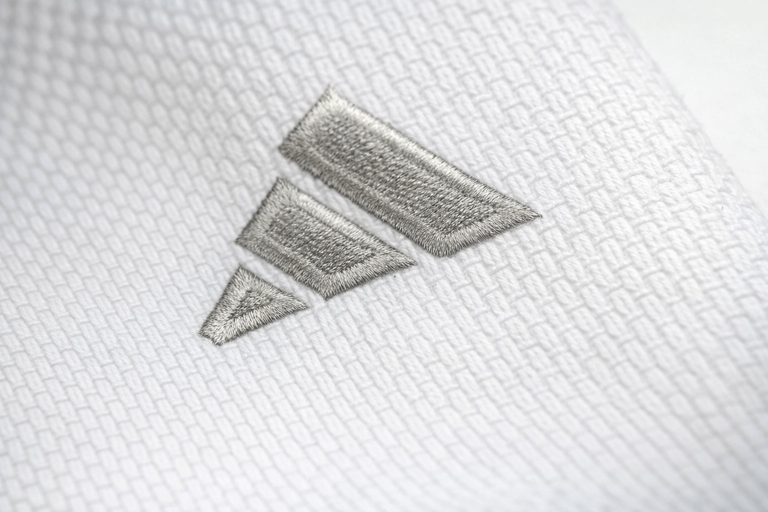 Adidas JU kimono Champion III IJF Regular fit 750g s logem, bílé